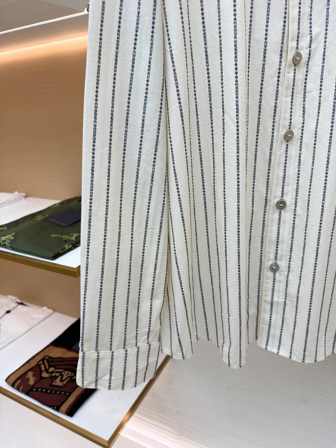 Chrome Hearts Sanskrit all-over yarn-dyed shirt ●Item number: 1680866-B60 ●Fabric: shirt fabric ●Technology: printing production ●Version: loose fit ●Weight: about 265 grams ●Size: S-M-L ●Description: The custom-dyed knitting yarn is made of 100-count double-ply yarn. (Minimum quantity of 1000 meters) is made on a large-scale yarn-dyed jacquard machine. It is paired with professional shirt ironing and sleeve ironing. Customized mold opening 14mm glazed black and silver buttons. Customized black and white printed small label. Customized 2.2×12cm black label. 0.3cm leather hanging ears. Customized accessories. The workmanship details are very good. The overall wiring is straight and delicate, the fabric is comfortable and soft, and the color is consistent without color difference. It can be matched with the same style to create a fashionable look and control various occasions. Customized accessories, complete with three standards, same style for men and women!